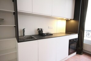 Fridge, oven, coffee/tea maker, cookware/dishes/utensils - Studio - Montorgueil / Central Paris (Paris)
