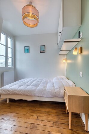 1 bedroom, bed sheets - On Room Last Floor - Batignolles (Paris)