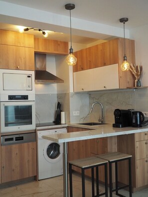 Refrigerador, horno, lavavajillas y cafetera y tetera