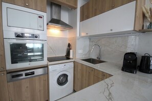Refrigerador, horno, lavavajillas y cafetera y tetera