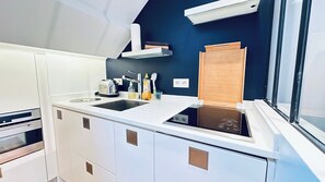 Coffee/tea maker, fridge, microwave, oven - One Room - Last Floor - Vendôme / Madeleine (Paris)