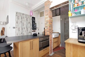 Fridge, microwave, oven, coffee/tea maker - Quiet Parisian Retreat in Montmartre • Bright 1BR (Paris)