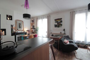 Interior - Quiet Parisian Retreat in Montmartre • Bright 1BR (Paris)