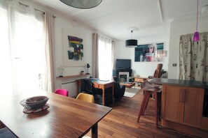 Interior - Quiet Parisian Retreat in Montmartre • Bright 1BR (Paris)
