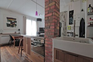 Fridge, microwave, oven, coffee/tea maker - Quiet Parisian Retreat in Montmartre • Bright 1BR (Paris)