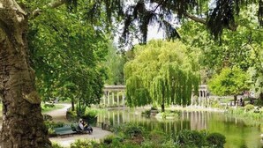 A serene park with a pond, lush greenery, and a gazebo. - Studio balcony and fiber – Parc Monceau 8th (Paris)