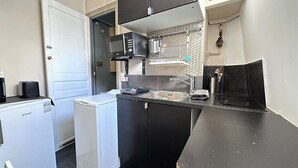 Kaffetrakter/tekoker, kjøleskap, brødrister og kjøkkenutstyr