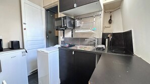 Fridge, coffee/tea maker, toaster, cookware/dishes/utensils