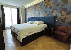 Tabla de planchar con plancha, wifi y ropa de cama 