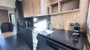 Fridge, microwave, oven, stovetop - Luxury Apartment – 3 Bedrooms / Arc de Triomphe (Paris)