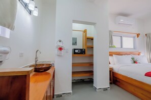 Een strijkplank/strijkijzer, wifi, beddengoed