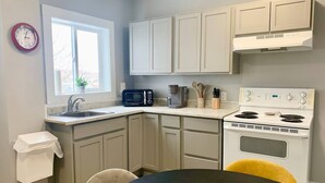 Coffee/tea maker, fridge, microwave, oven - Cozy 1BR by Hospital & Uptown (Saint John)