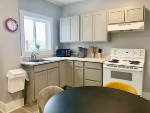 Fridge, microwave, oven, stovetop - Cozy 1BR by Hospital & Uptown (Saint John)