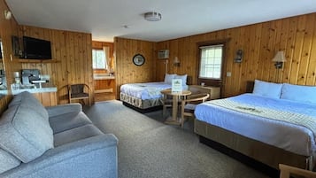 Een laptopwerkplek, een strijkplank/strijkijzer, gratis wifi, beddengoed