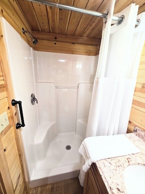 Deluxe Cabin | Bathroom | Hair dryer, towels, soap, shampoo - Alpine Lodge (Red Lodge)