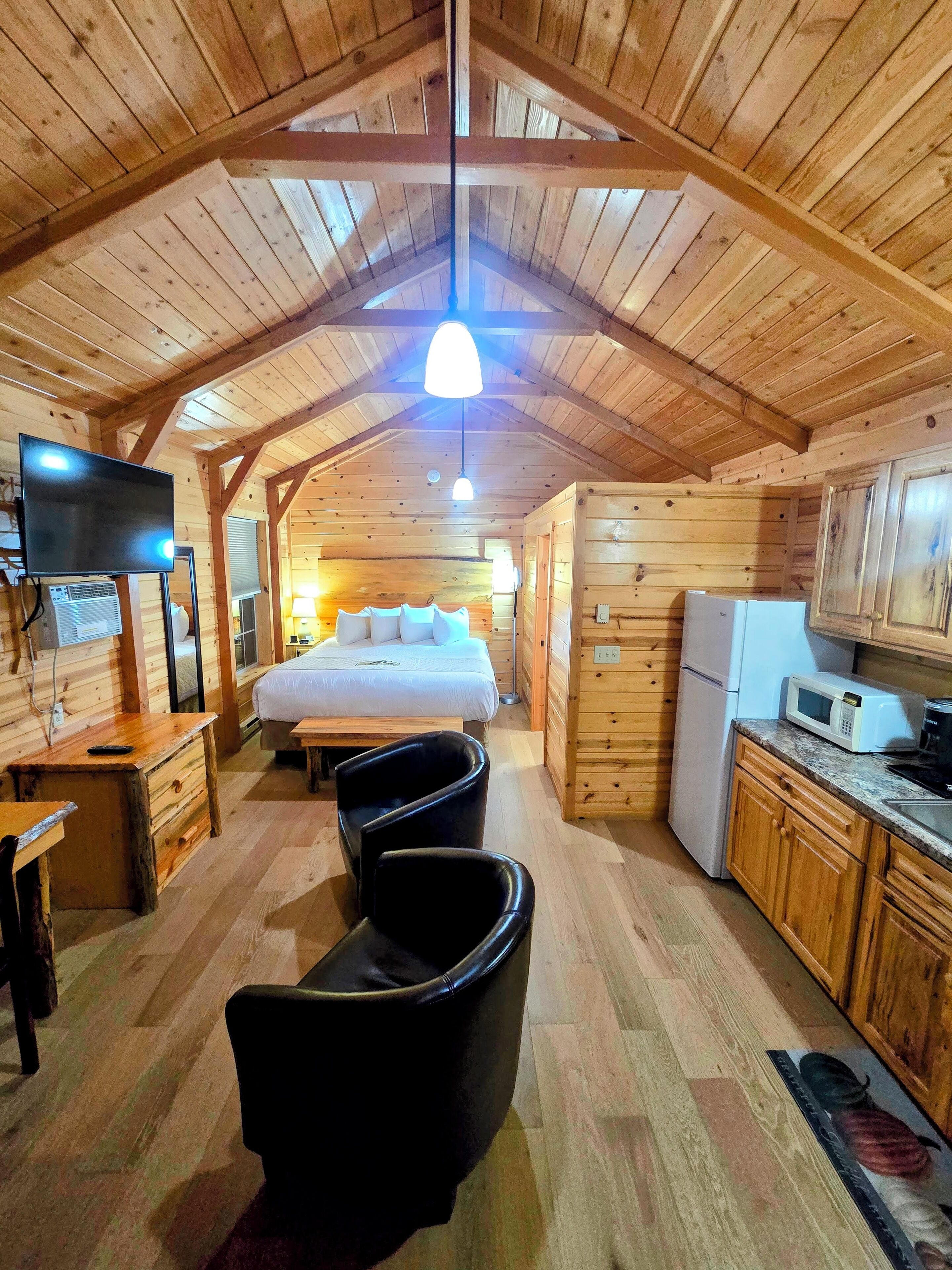 مساحة عمل للكمبيوتر المحمول ومكواة/لوح كي وأسرّة أطفال/رضّع (مجانًا)