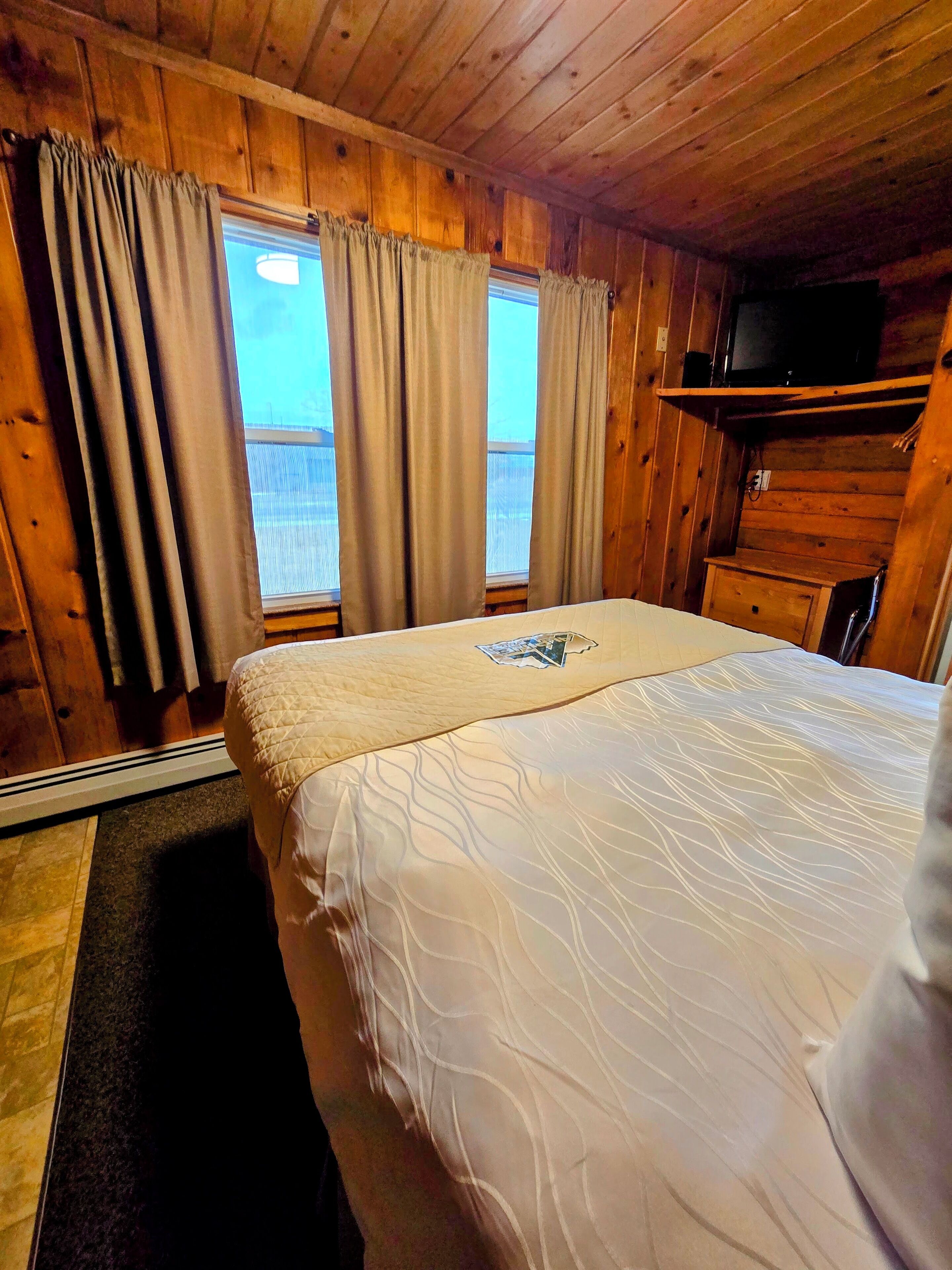 Basic Single Room | Laptop workspace, iron/ironing board, free WiFi, bed sheets