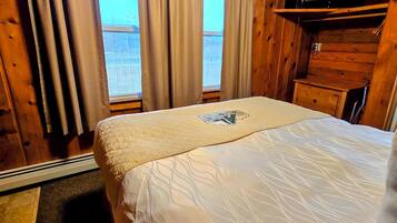 Basic Single Room | Laptop workspace, iron/ironing board, free WiFi, bed sheets