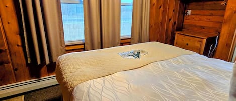 مساحة عمل للكمبيوتر المحمول ومكواة/لوح كي وواي فاي مجانًا وملاءات أسرّة