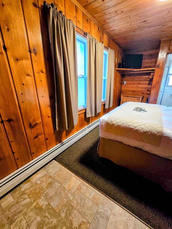 Basic Single Room | Laptop workspace, iron/ironing board, free WiFi, bed sheets