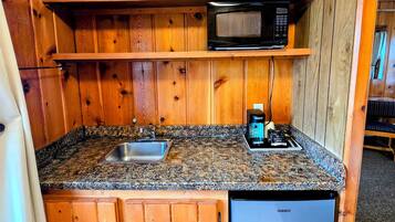 Classic Single Room | Private kitchen | Microwave, coffee/tea maker