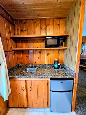 Comfort-Einzelzimmer, Blick auf den Innenhof | Eigene Küche | Mini-Kühlschrank, Mikrowelle