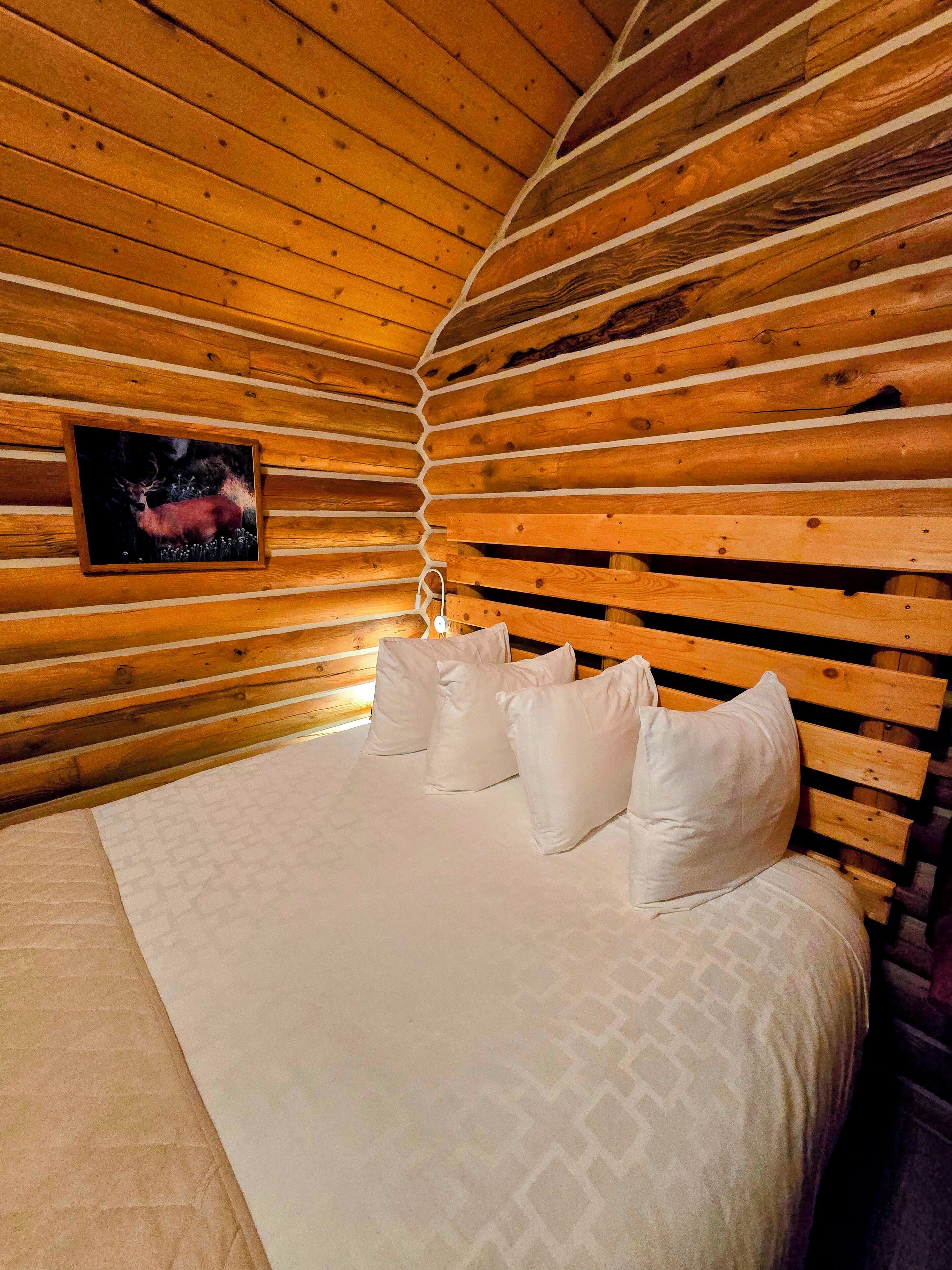 Comfort Cabin | Laptop workspace, iron/ironing board, free WiFi, bed sheets