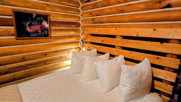 Comfort Cabin | Laptop workspace, iron/ironing board, free WiFi, bed sheets