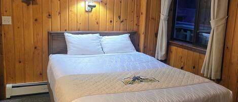 Habitación familiar doble de uso individual | Espacio para trabajar con un portátil y tabla de planchar con plancha