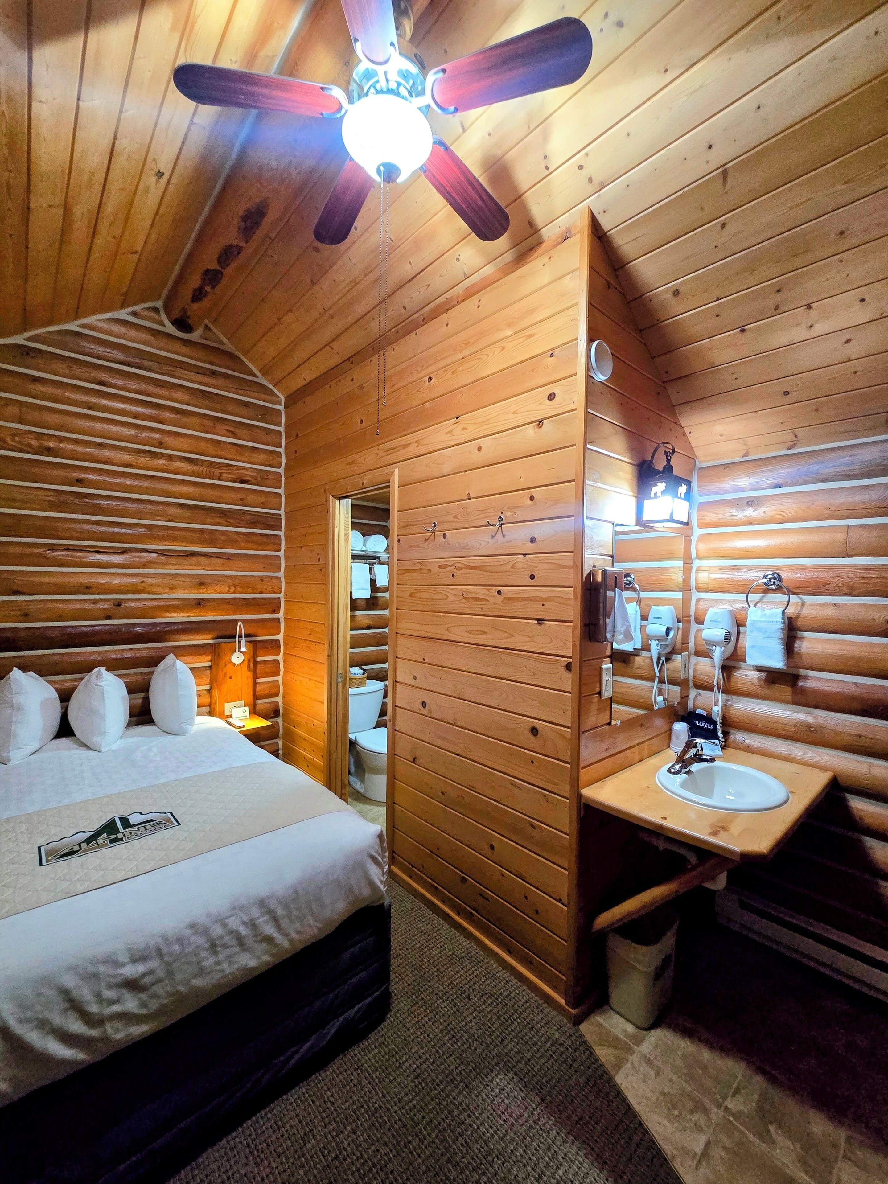 مساحة عمل للكمبيوتر المحمول ومكواة/لوح كي وأسرّة أطفال/رضّع (مجانًا)