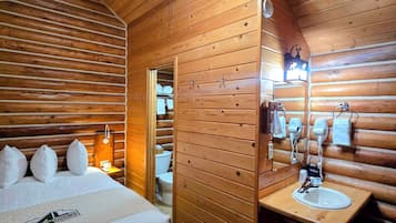 Comfort Cabin | Laptop workspace, iron/ironing board, free WiFi, bed sheets