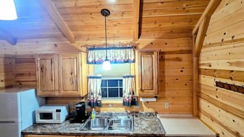 Deluxe Cabin | Private kitchen | Microwave, coffee/tea maker