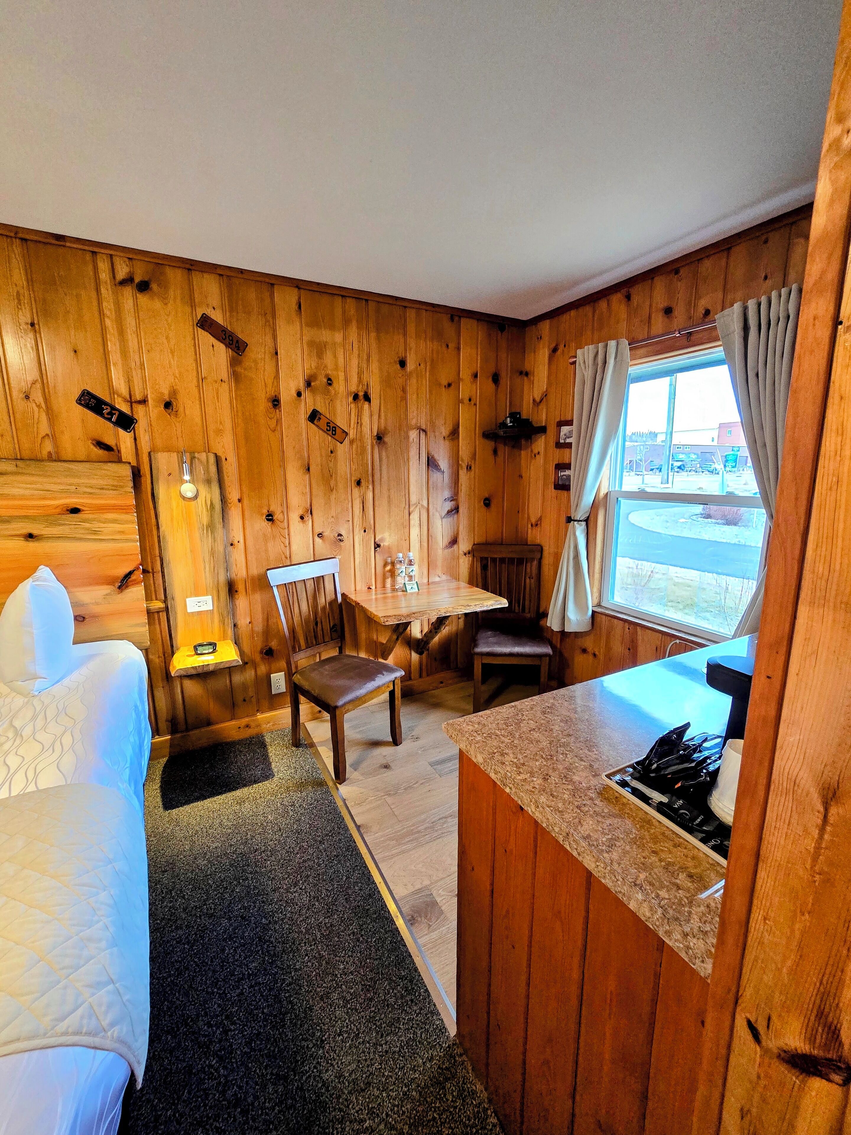 مساحة عمل للكمبيوتر المحمول ومكواة/لوح كي وأسرّة أطفال/رضّع (مجانًا)