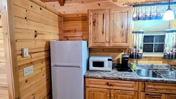 Deluxe Cabin | Private kitchen | Microwave, coffee/tea maker