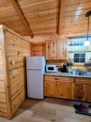 Deluxe Cabin | Private kitchen | Microwave, coffee/tea maker