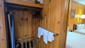 Comfort tweepersoonskamer, voor 1 persoon | Een laptopwerkplek, een strijkplank/strijkijzer, gratis wifi, beddengoed