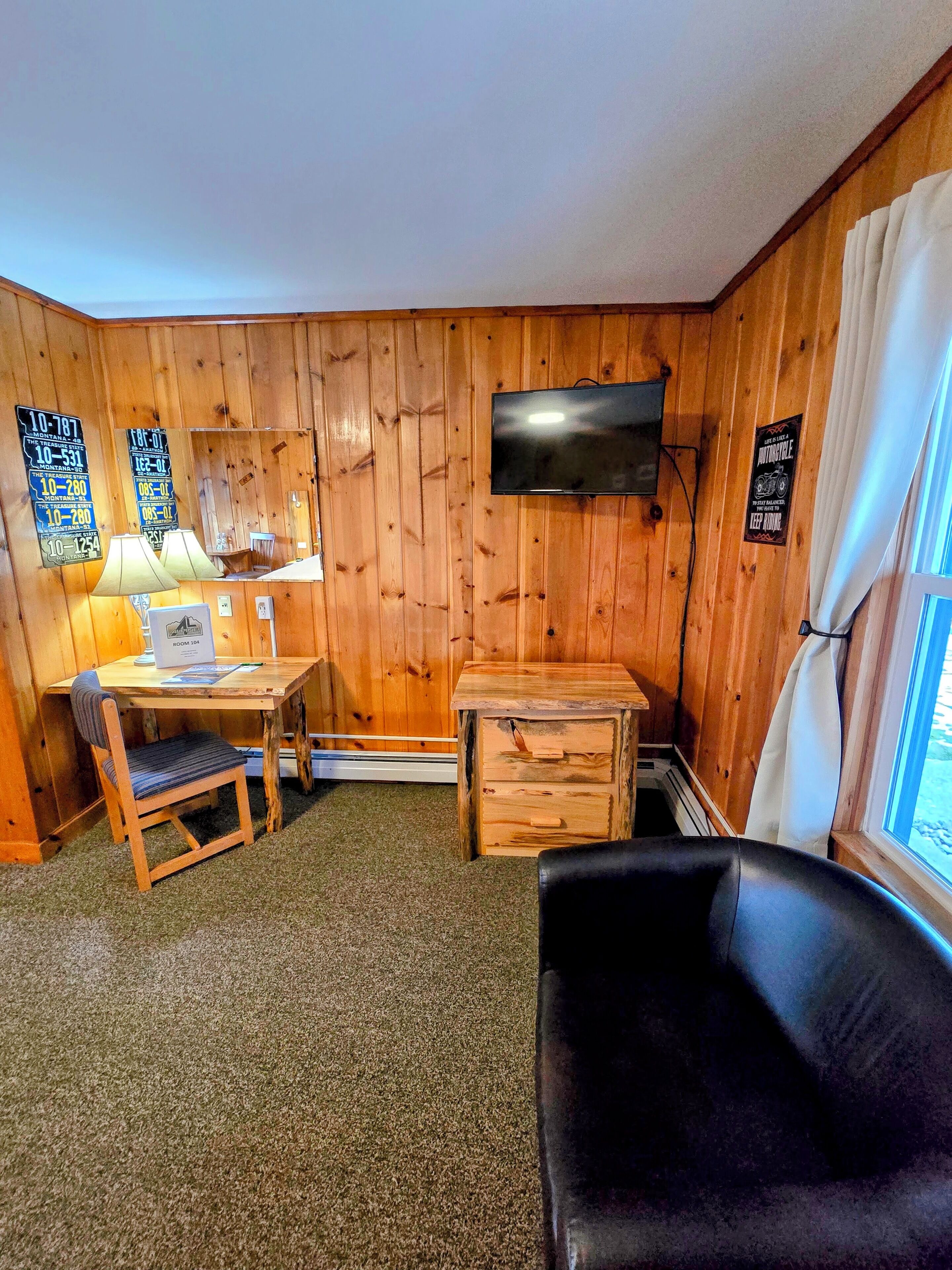 Classic Single Room | Living area | 32-inch flat-screen TV with cable channels