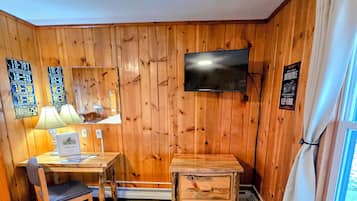 Classic Single Room | Living area | 32-inch flat-screen TV with cable channels