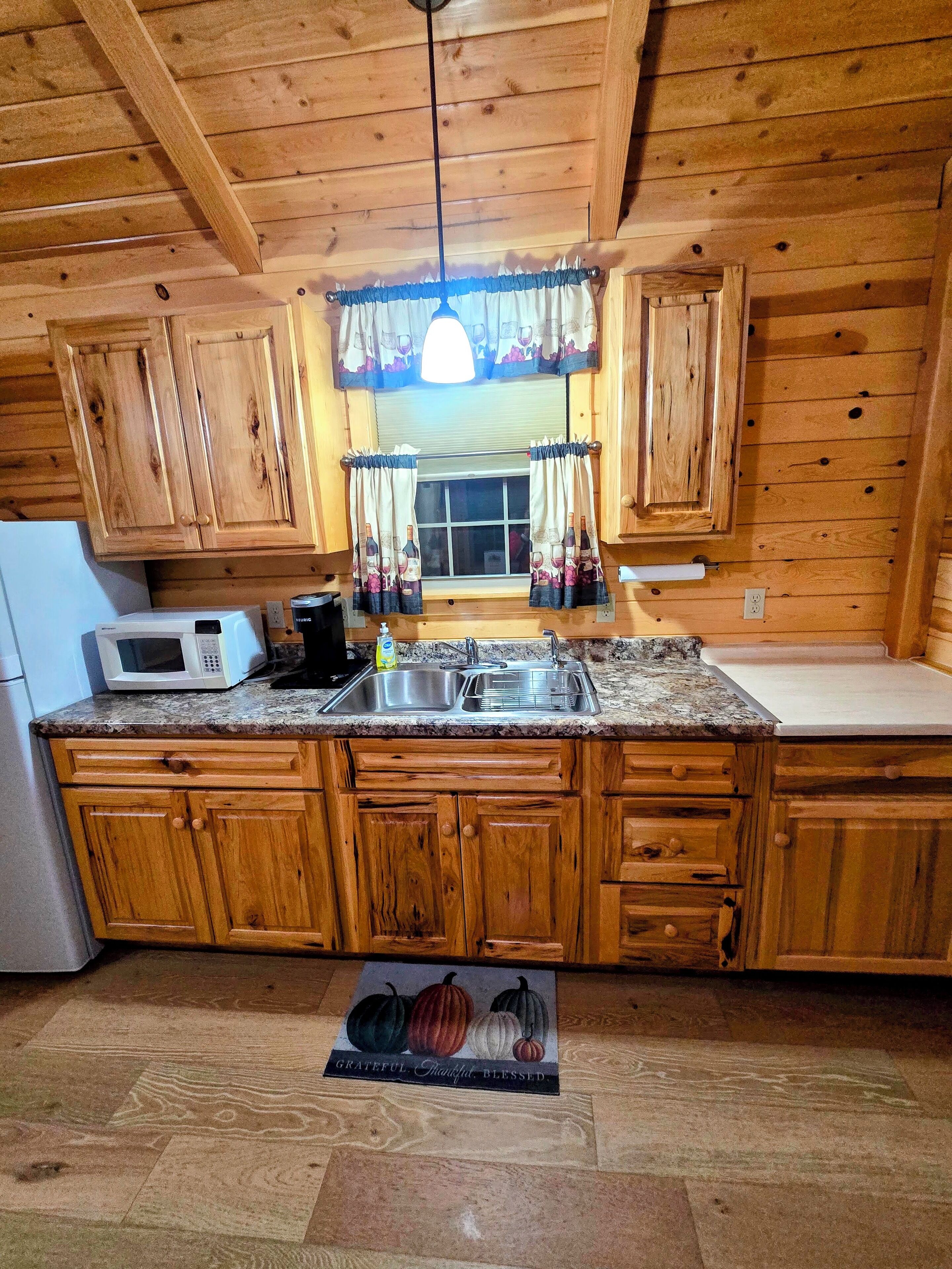 Deluxe Cabin | Private kitchen | Microwave, coffee/tea maker