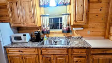 Deluxe Cabin | Private kitchen | Microwave, coffee/tea maker