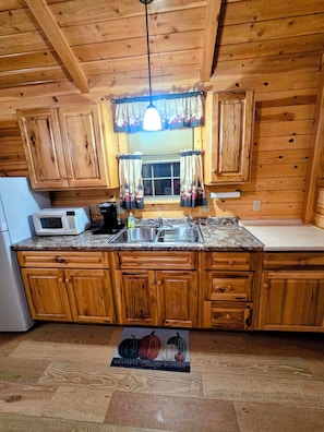 Deluxe Cabin | Private kitchen | Microwave, coffee/tea maker - Alpine Lodge (Red Lodge)