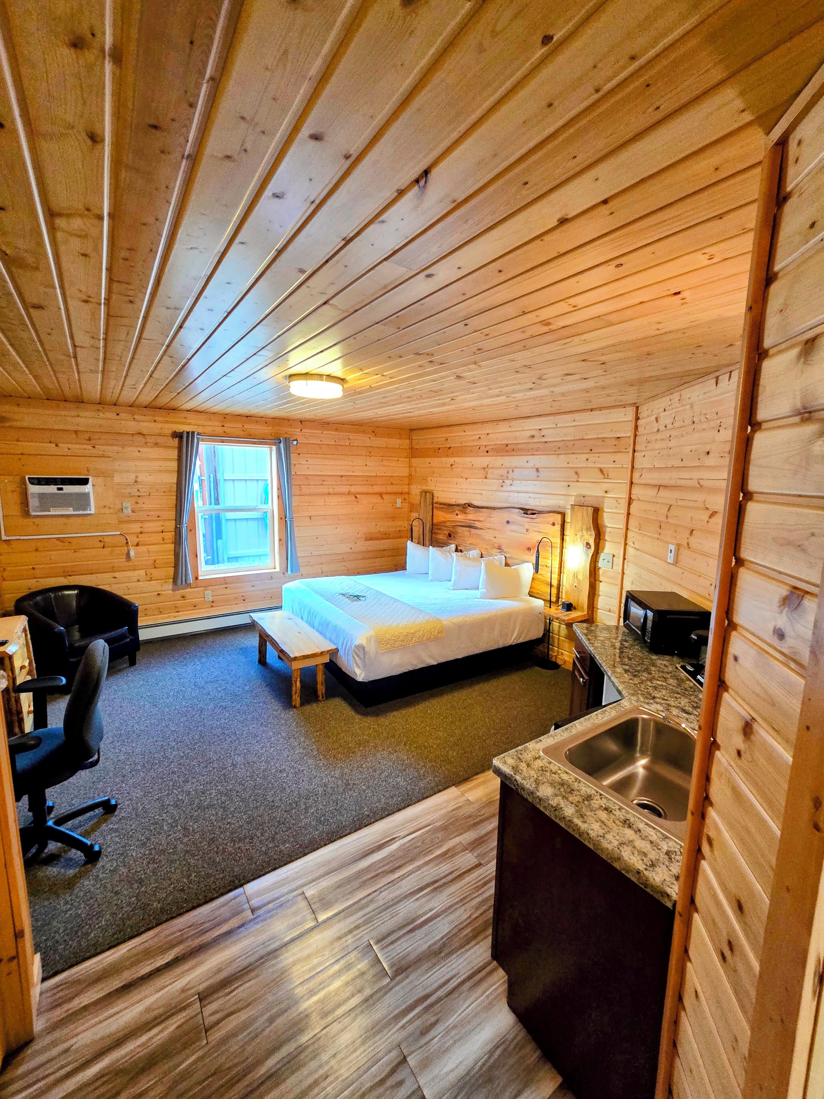 مساحة عمل للكمبيوتر المحمول ومكواة/لوح كي وأسرّة أطفال/رضّع (مجانًا)