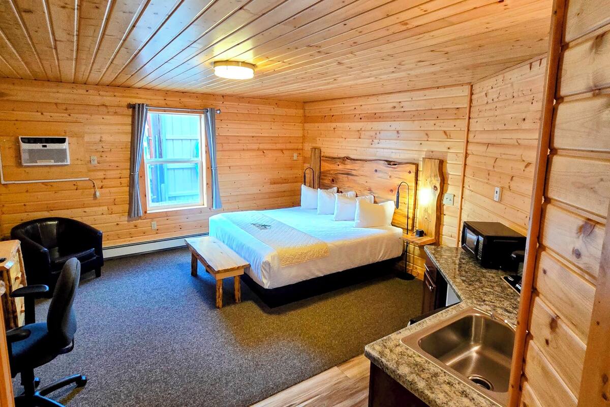 Deluxe Studio Suite | Laptop workspace, iron/ironing board, WiFi (free), bed sheets