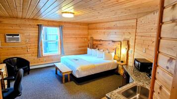 Deluxe Studio Suite | Laptop workspace, iron/ironing board, free WiFi, bed sheets