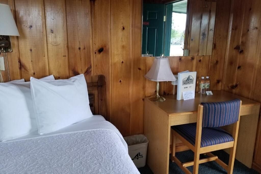 Skrivebord for bærbar PC, strykejern/-brett og wi-fi (inkludert)