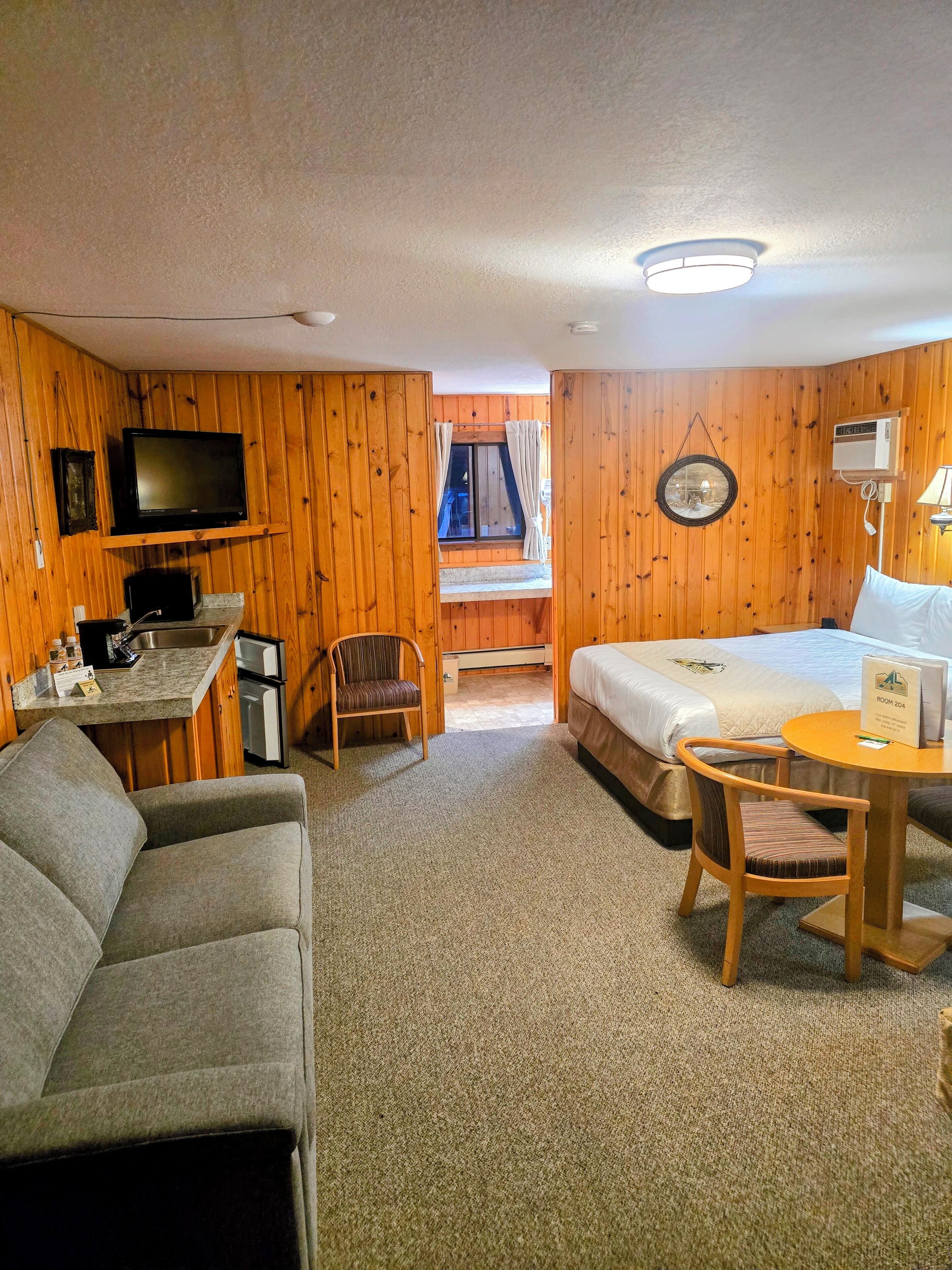 مساحة عمل للكمبيوتر المحمول ومكواة/لوح كي وأسرّة أطفال/رضّع (مجانًا)