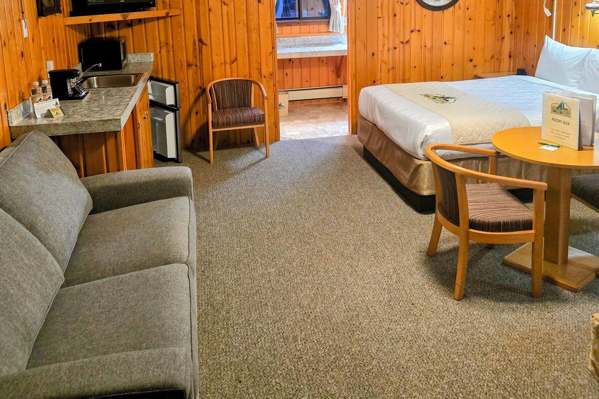 Family Double Room Single Use | Laptop workspace, iron/ironing board, WiFi (free), bed sheets