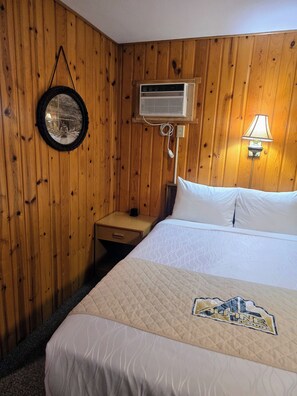 Family Double Room Single Use | Laptop workspace, iron/ironing board, free WiFi, bed sheets - Alpine Lodge (Red Lodge)