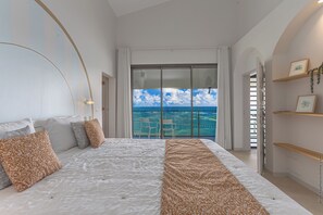 6 bedrooms, desk, iron/ironing board, travel crib
