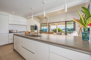 Kylskåp, mikrovågsugn, ugn och spishäll